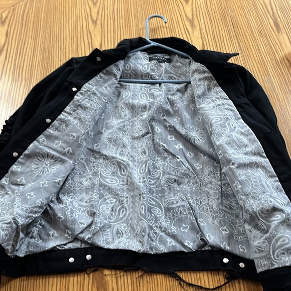 PacSun Black Denim Jean Jacket super stylish w inner paisley style gray liner! - Picture 3 of 9